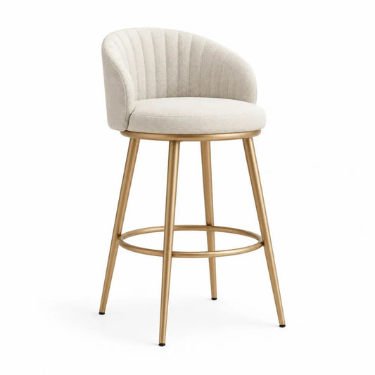 Tabouret de bar rembourré en tissu écru avec dossier arrondi et piètement en acier doré, 55 × 56 × 104 cm, hauteur d’assise 75 cm